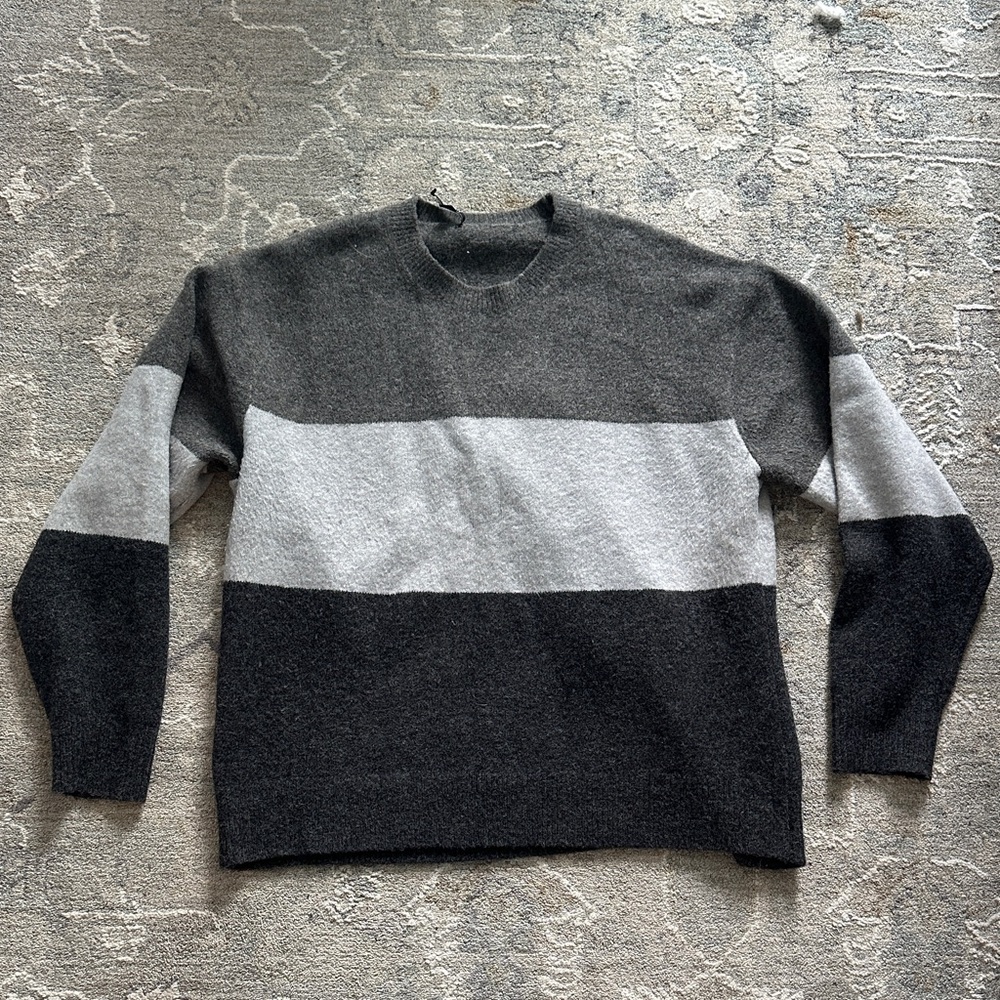 Women’s Colorblock Crewneck Sweater - Gray & Charcoal